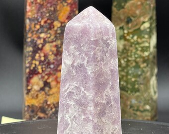 Cristallo di lepidolite naturale, torri, punte di mica viola, obelischi di pietra spirituale, cristalli curativi