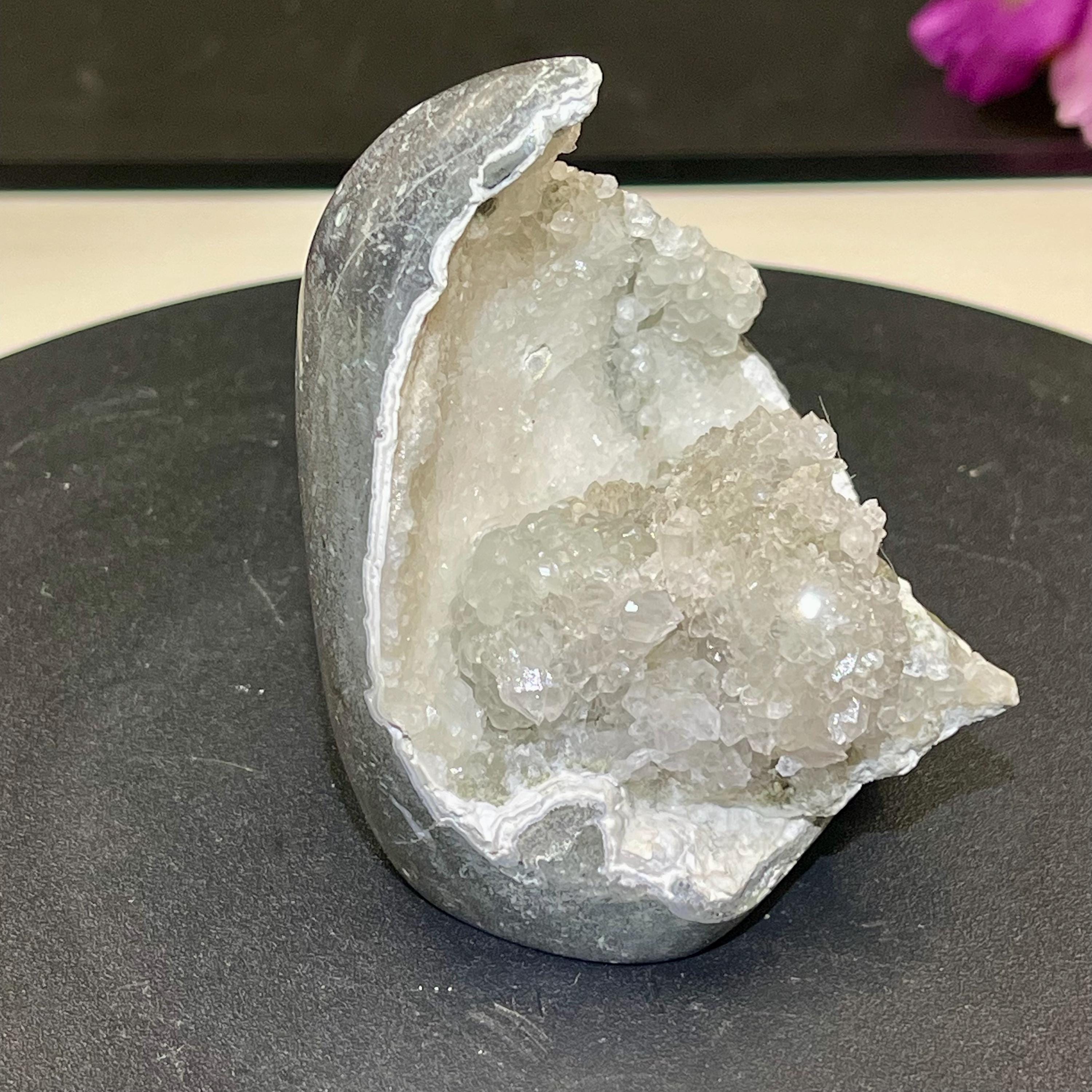 ブルーアゲートジオード AAA+天然ブルーアゲート、研磨ジオード、フリーフォーム、見事な晶洞石