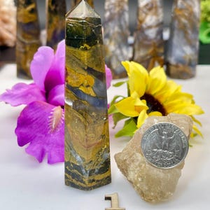 Paars chalcedoonkristal, druivenagaat-edelsteen, torens, punten of obelisken in de vorm van stenen