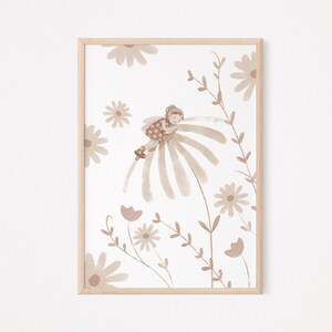 Póster Fiona Hada sobre una Flor Blanco Marrón I Pastel, Salón, Decoración Habitación Infantil, Póster Infantil, Descargar, Mercado de Flores, Póster de Flores