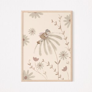 Póster Fiona Hada sobre una Flor Marrón Claro I Pastel, Salón, Decoración Habitación Infantil, Póster Infantil, Descargar, Mercado de Flores, Póster de Flores