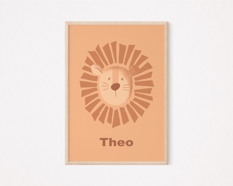 K&ouml;nnte beinhalten: Ein pfirsichfarbener Poster mit einem Comic-L&ouml;wenkopf in der Mitte. Der L&ouml;we hat eine braune M&auml;hne und ein pfirsichfarbenes Gesicht. Der Name "Theo" ist in brauner Schrift unten auf dem Poster gedruckt.