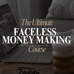 Könnte beinhalten: Ein Laptop mit dem Text "The Ultimate FACELESS MONEY MAKING Course" steht auf einer Holzoberfläche. Ein Getränk in einem klaren Glas und eine Haarspange sind ebenfalls vorhanden. Der Hintergrund umfasst ein Sofa und ein Kissen.