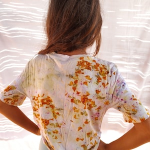 Pressed Flowers cotton tshirt//vintage top flower power// top ecoprinted // boho flowers top// botanical art t-shirt//dyed tshirt// eco gift
