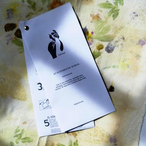 Hapa Zome Guide. Illustrated booklet on mordants and eco-friendly printing with basic information for beginners. Spanish version.