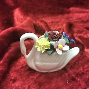 Vintage,,Healacraft &#39;&#39; Porcelain Swan with flowers