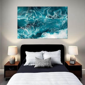 Puede incluir: Un interior de dormitorio con una cama, dos mesitas de noche y l&aacute;mparas. Sobre la cama hay una gran pintura abstracta con patrones azules y blancos que se arremolinan.