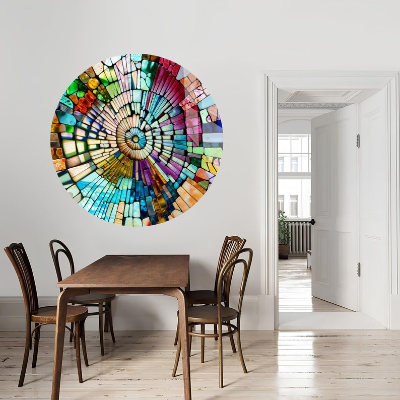 Op de afbeelding: Een ronde, kleurrijke wanddecoratie met een moza&iuml;ekontwerp. De moza&iuml;ek is gemaakt van kleine, kleurrijke vierkanten en rechthoeken die in een spiraalvorm zijn gerangschikt. De decoratie is perfect om elke kamer een vleugje kleur en stijl te geven.