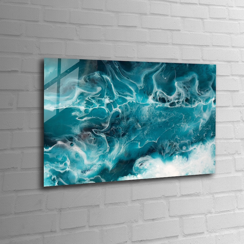 Puede incluir: Impresi&oacute;n de arte abstracto con pintura azul y blanca en espiral, que se asemeja a las olas del oc&eacute;ano. La impresi&oacute;n est&aacute; en una superficie brillante, lo que le da un aspecto moderno y contempor&aacute;neo.
