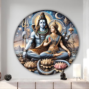 Puede incluir: Una pintura circular que representa a las deidades hindúes Shiva y Parvati, sentados sobre una flor de loto y una serpiente. El fondo es un cielo nocturno estrellado con una luna creciente.