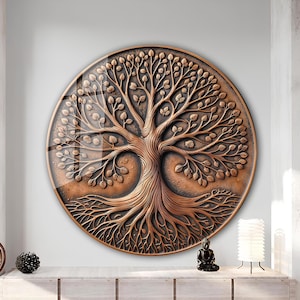 Può includere: Una scultura da parete circolare in rame che rappresenta un albero della vita con dettagli intricati. L'albero ha un tronco spesso e rami con foglie, e le sue radici sono visibili in basso. La scultura ha un aspetto rustico e invecchiato.