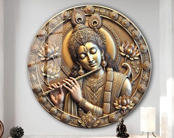 Könnte beinhalten: Eine runde, goldfarbene Wanddekoration mit einer 3D-Reliefskulptur von Krishna, der Flöte spielt. Die Skulptur ist von aufwendigen floralen Designs und einem kreisförmigen Rand umgeben.