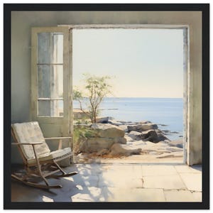 Puede incluir: Una impresión en acuarela enmarcada representa una serena escena costera. Una mecedora blanca con un cojín está dentro de una habitación con una puerta y ventana abiertas. La vista muestra una costa rocosa, el mar y un cielo azul claro.