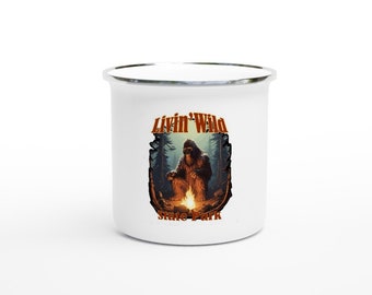 Neu für 2024! Livin' Wild Squatch Tassen, Mach dich bereit für Abenteuer!