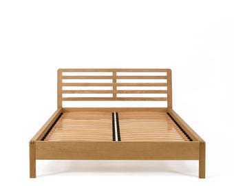 Modern sängram i ekträ: Minimalistiska sovrumsmöbler