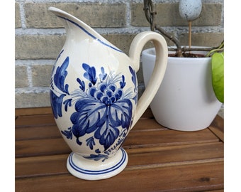 HANDBESCHILDERDE Vintage keramieken kan met bloemmotief - Delfts blauw gedecoreerde water- of melkkan voor keukendecoratie - Cadeau voor Kerstmis