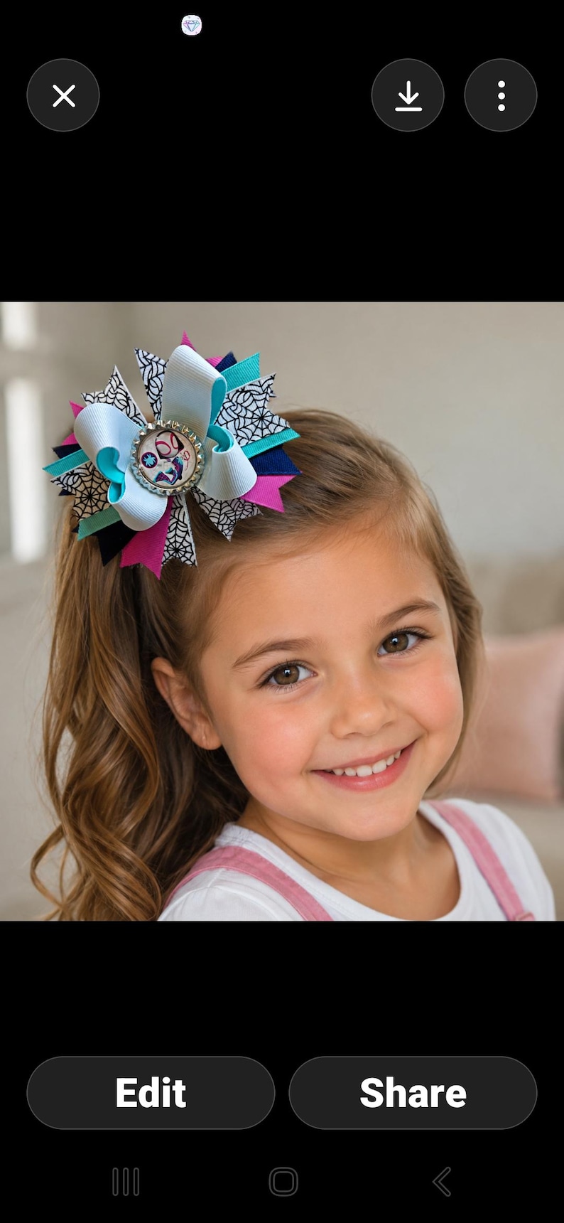 Puede incluir: Un lazo para el cabello colorido con un dise&ntilde;o central con una imagen de personaje, rodeado de capas de cintas blancas, turquesas, azul marino y rosas. El lazo est&aacute; sujeto al cabello de una ni&ntilde;a.