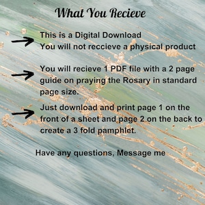 Pu&ograve; includere: Un download digitale per una guida di preghiera del Rosario stampabile. L'immagine mostra uno sfondo blu e oro con testo che spiega che il download include un file PDF di 2 pagine con istruzioni su come pregare il Rosario. Il testo spiega anche che la guida pu&ograve; essere stampata su un singolo foglio di carta per creare un opuscolo a 3 pieghe.