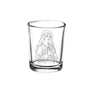 Può includere: Un portacandele in vetro trasparente con un disegno a linea di una donna con le mani giunte in preghiera.