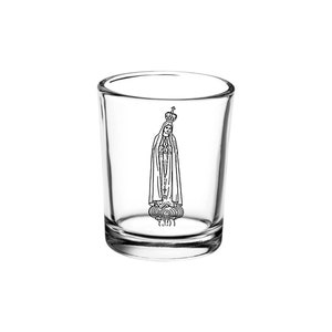 Puede incluir: Un vaso de chupito de vidrio transparente con una imagen en blanco y negro de Nuestra Señora de Fátima, un icono católico, impreso en la parte delantera.