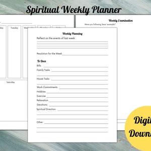 Puede incluir: Un planificador semanal imprimible con un diseño en blanco y negro. El planificador incluye secciones para la planificación semanal, listas de tareas y un examen semanal. El texto "Spiritual Weekly Planner" está en la parte superior de la página.