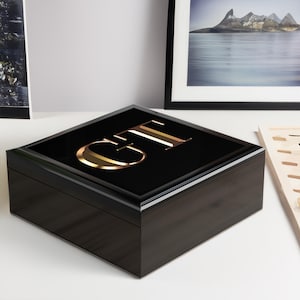 Personalisierte Monogrammbox Art Deco Schriftzug Schmuckschatulle Kundengerechte Aufbewahrungsbox Erinnerungsbox Goldenes Monogramm Moderne dekorative Geschenkbox