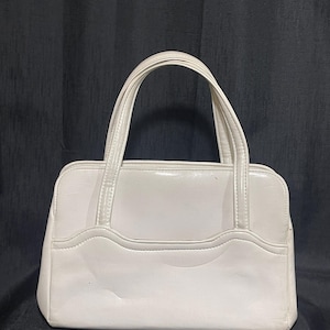 Weiße Vintage Handtasche aus Kunstleder mit goldfarbenen Beschlägen – Style der 1960er Jahre