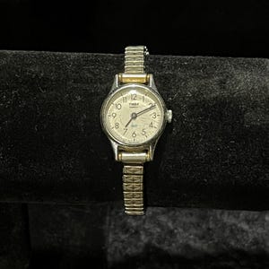 Timex Quartz Ladies Watch – Water-Resistant, Vintage with Stretch Band