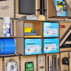 Suporte de lixa French Cleat | 4 prateleiras DIY para ferramentas e consumíveis | Organizador de oficina eficiente e seguro | Planos de corte a laser