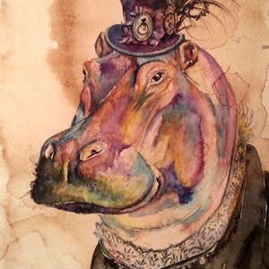 Puede incluir: Pintura acuarela de un hipopótamo con un sombrero de copa morado con una pluma. El hipopótamo lleva un collar de encaje y tiene un fondo de acuarela.