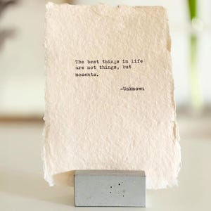 Citazione scritta a mano su carta fatta a mano | Ottimo regalo per Pasqua o per la festa della mamma | Tipografia unica | Formato A6 | Senza cornice