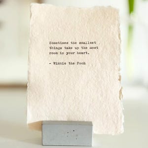 Citazione di Winnie the Pooh scritta a mano su carta fatta a mano | Regalo per Pasqua o per la festa della mamma | Tipografia unica | Formato A6 | Senza cornice