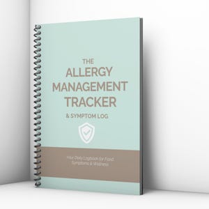 Może przedstawiać: Spiralnie oprawiony notatnik w kolorze turkusowym z tytułem "The Allergy Management Tracker & Symptom Log". Okładka zawiera brązowy tekst i brązowy pasek. Tekst brzmi "Your Daily Logbook for Food, Symptoms & Wellness."