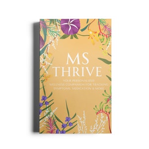 Puede incluir: Una cubierta de libro amarilla con un borde floral y el texto "MS THRIVE" en blanco. El texto debajo dice "Tu compañero de bienestar personalizado para hacer un seguimiento de los síntomas, la medicación y más."