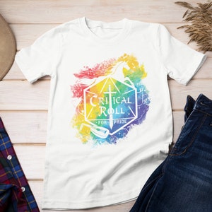 Camisa Rainbow DND, rollo crítico para la camisa del orgullo, rol crítico, camisa del orgullo de los dados, camisa LGBTQ+ dnd RPG, juegos de mesa, camisa gay D20