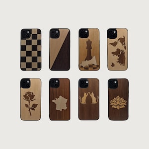 Peut inclure: Huit coques de téléphone en bois avec divers motifs. Les motifs comprennent un damier, un grain de bois en diagonale, une pièce d'échecs, une carte du monde, une rose, le contour de la France, deux chats et une fleur de lotus.