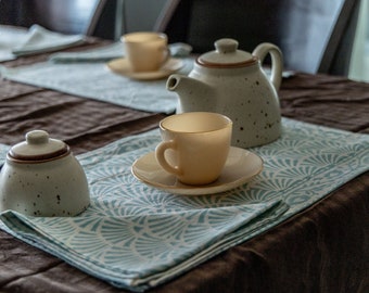 Dining table mats with napkins