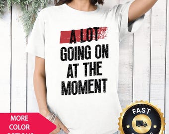 Camiseta "A Lot Going On" | Camiseta para fãs de shows da Tay | Camiseta estilosa e confortável para festivais de música