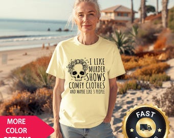 Camiseta "Me gustan los programas de asesinatos" / Camiseta cómoda de crímenes reales, divertida camiseta unisex de Halloween, ropa para programas de crímenes