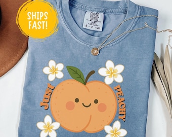 ジャストピーチTシャツ | キュートな桃とプルメリアの花のグラフィックTシャツ | 楽しい夏の美的シャツギフト