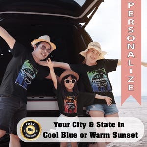AANPASBAAR stads-T-shirt met lengte- en breedtegraad - koelblauw of warm zonsondergangontwerp - gepersonaliseerd T-shirt stad en staat palmboom