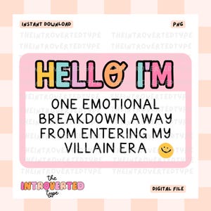Może przedstawiać: R&oacute;żowy cyfrowy wydruk z tekstem "Hello I'm one emotional breakdown away from entering my villain era" z uśmiechniętą buźką. Tekst jest w kolorowej, zabawnej czcionce. Tekst "The Introverted Type" znajduje się na dole wydruku.