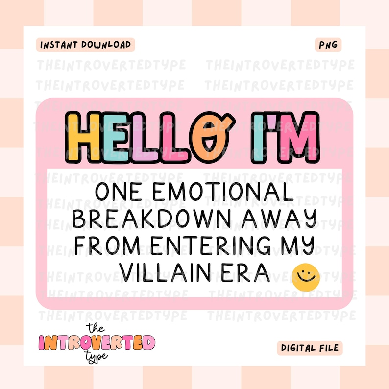 Może przedstawiać: R&oacute;żowy cyfrowy wydruk z tekstem "Hello I'm one emotional breakdown away from entering my villain era" z uśmiechniętą buźką. Tekst jest w kolorowej, zabawnej czcionce. Tekst "The Introverted Type" znajduje się na dole wydruku.