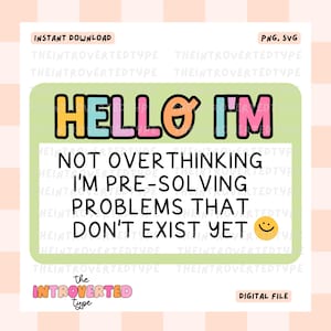 Pode incluir: Gráfico digital para download com o texto "HELLO I'M NOT OVERTHINKING I'M PRE-SOLVING PROBLEMS THAT DON'T EXIST YET" em um design colorido. O gráfico inclui um rosto sorridente e as palavras "INSTANT DOWNLOAD" e "DIGITAL FILE".
