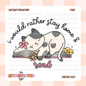 Peut inclure: Un chat blanc et gris avec des taches noires dort sur un livre rose et blanc avec le texte "Je préférerais rester à la maison et lire". Le chat est entouré de fleurs et le texte "The Introverted Type" est en bas de l'image.