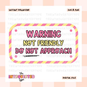 Könnte beinhalten: Ein rosa-gelbes Warnschild mit dem Text "WARNING NOT FRIENDLY DO NOT APPROACH" in einer fetten, verspielten Schriftart. Das Schild hat einen gestreiften Rand und ist unten mit "the INTROVERTED type" beschriftet.