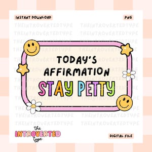 以下が含まれることがあります： 薄い黄色の背景にピンクと白の枠があります。枠は太いピンクの縁取りと細い白い縁取りがあります。枠の中のテキストは「Today's Affirmation Stay Petty」です。テキストは虹色のフォントです。枠の周りには、黄色いスマイリー、白いデイジー、黄色の星など、さまざまな漫画の画像があります。