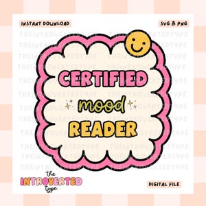 Könnte beinhalten: Eine digitale Datei mit dem Text "CERTIFIED mood READER" in einem rosa und gelben Design. Das Design enthält ein Smiley und die Wörter "INSTANT DOWNLOAD", "SVG & PNG" und "DIGITAL FILE". Der Text "the INTROVERTED type" ist ebenfalls enthalten.
