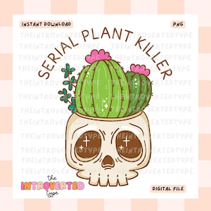 Op de afbeelding: Een digitale afbeelding van een cactus met roze bloemen in een schedelvormige pot. De tekst "SERIAL PLANT KILLER" staat boven de plant, met "the INTROVERTED type" eronder. De afbeelding bevat ook "INSTANT DOWNLOAD" en "DIGITAL FILE".