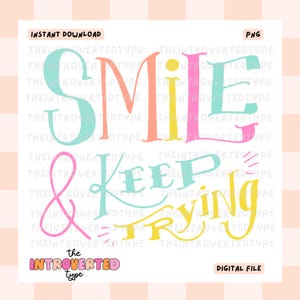 Op de afbeelding: Een digitale download van een kleurrijk grafisch ontwerp met de tekst "Smile & Keep Trying". De tekst is in verschillende kleuren, waaronder roze, blauw, geel en groen. De grafiek is ontworpen in een handgetekende stijl.
